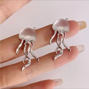 4/$15 🌻 NWT Jellyfish Silver Novelty Earrings